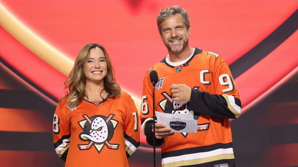 Joshua Jackson Reuni 'Mighty Ducks' dengan Marguerite Moreau Umumkan Pilihan Draft NHL Anaheim